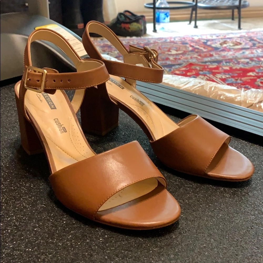 Clark’s heeled Light Brown Sandals Size 7.5M